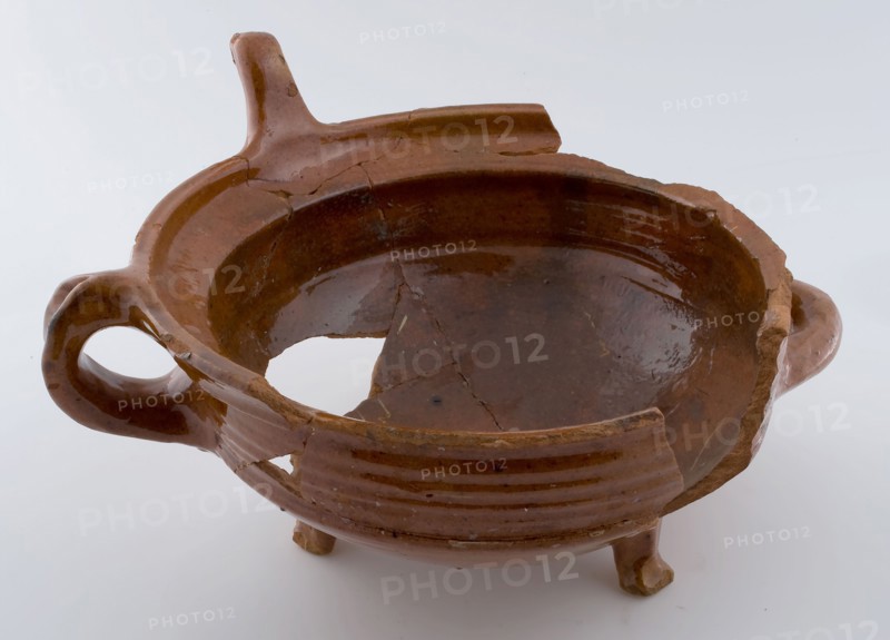 Pottery stain on three legs, standing and lying ear, three carrying points on the rim, chafing test kitchen utensils earthenware