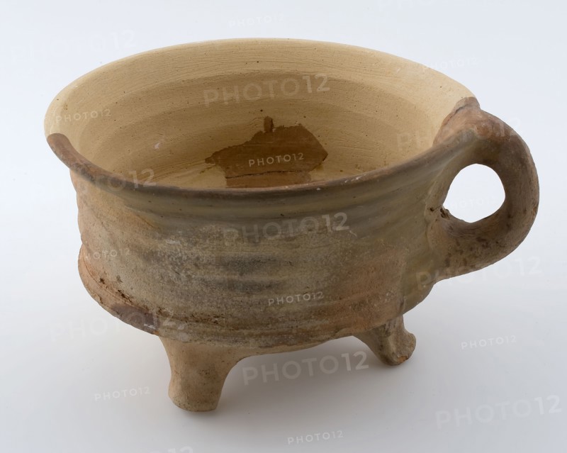 Pottery test on three legs, round model with standing sausage ear, unglazed, fire test test earth discovery ceramics pottery