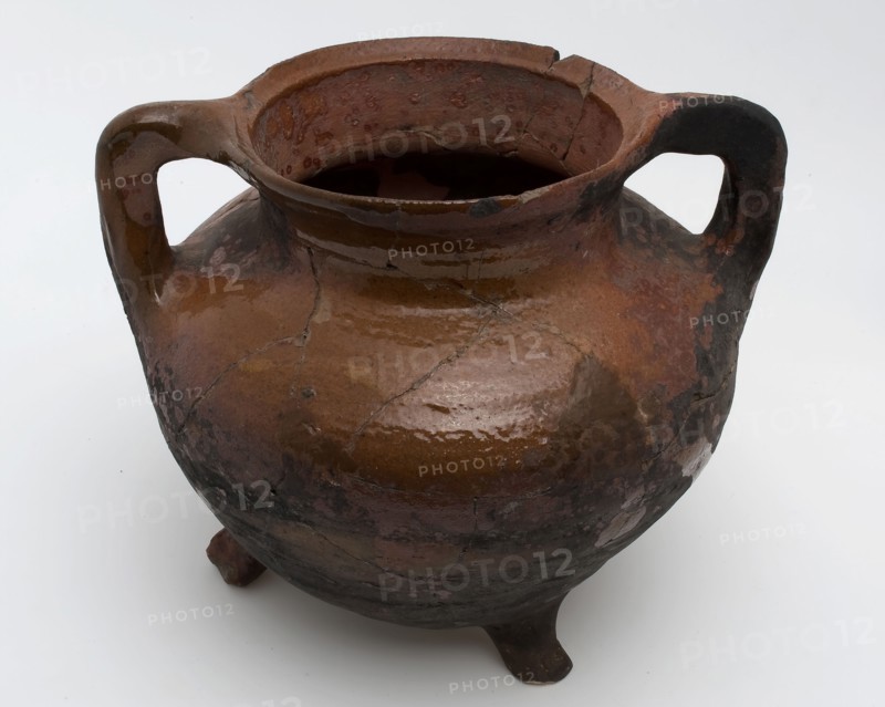 Pottery grape on three legs, two hook ears, sparingly glazed, grape cooking pot tableware holder utensils earthenware ceramic