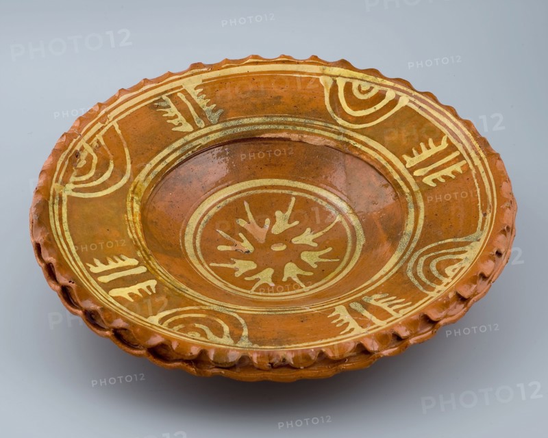 Earthenware dish with double corrugated outer edge and silt decoration on mirror and flag, dish crockery holder soil find