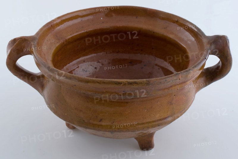 Pottery cooking pot on three legs, two bandors, low model with wide top edge, grape cooking pot tableware holder utensils