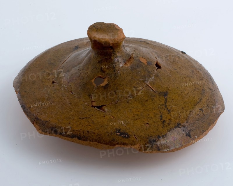 Pottery lid of cover with high lid edge and flat knob, lid closure part cover pot soil find ceramic earthenware glaze lead glaze