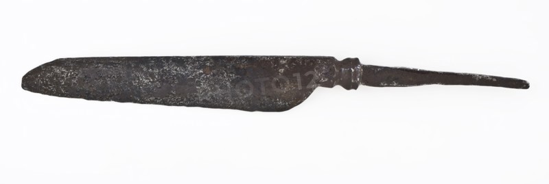 Blade with angel, separation between here has slightly profiled band, blade knife cutlery soil find iron metal, Straight cut