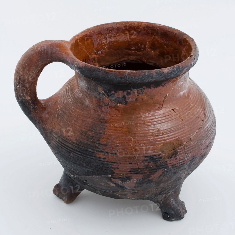 Pottery cooker on three legs, rings on the shoulder and pinched sausage ear, grape cooking pot tableware holder kitchenware