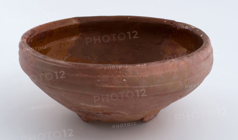 Pottery comes on stand fins of red earthenware with lead glaze, bowl crockery holder soil find ceramic earthenware glaze lead