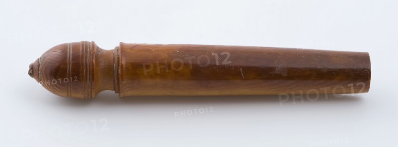 Legs with handles at the end, blade knife ground find leg, w 1,3 sawn turned Legs blade At the end button after narrowing Turns