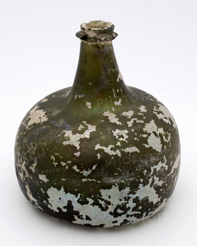 Small round-bellied bottle, belly bottle bottle holder soil find glass, bottom leftover body Body with convex wall to convex