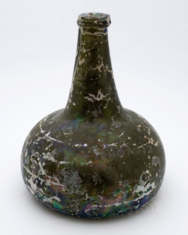 Belly bottle, cat's head, belly bottle bottle holder soil find glass, bottom. Around rejuvenated body to round shoulders