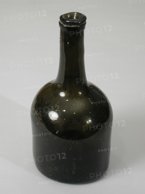 Bottle, wine bottle of dark green glass, fairly high soul, bottle holder soil find glass, blown in shape Bottle of dark green