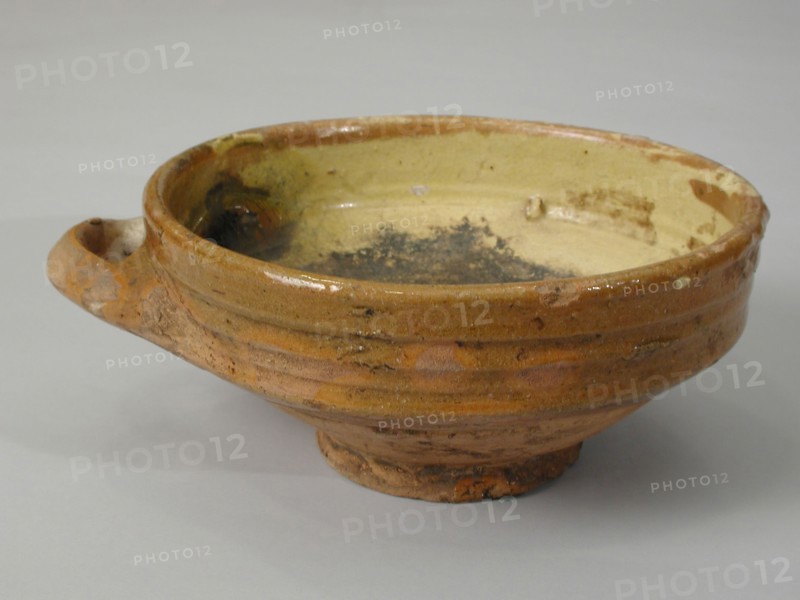 dish with one lying ear, internally yellow glazed, pop bowl bowl crockery holder soil find ceramic earthenware clay engobe glaze