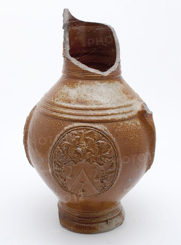Stoneware jug be worn with frieze around neck, three weapon medallions and profile rings on the belly, jug crockery holder soil