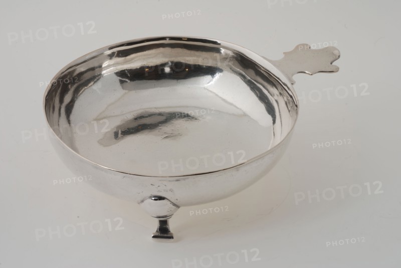 Silversmith: Jacobus Johannes Dreux, Round wine test trough on legs, bake crockery holder silver, cast Round smooth bowl with
