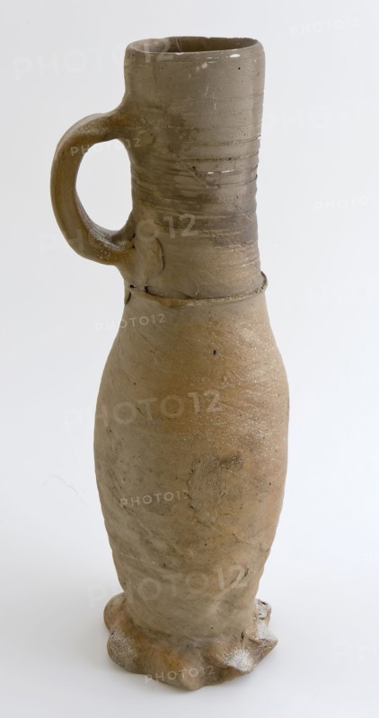 Jug or jacobakan on pinched foot with profiled edge at the bottom of the neck, Jug or jacobakan jug crockery holder soil find