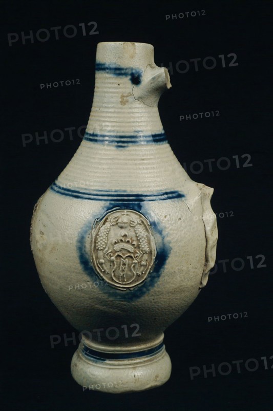 Stoneware jug with weapon medallions, Amsterdam city coat of arms, ribs around neck and on shoulder, jug crockery holder soil