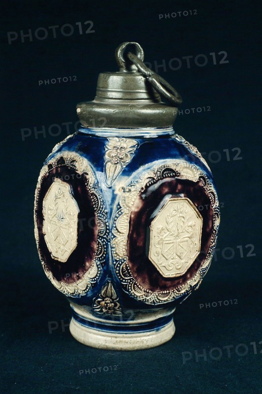 Stoneware jug, square on round base, with tin screw lid, belly with coats of arms, pot crockery holder heating soil find tin