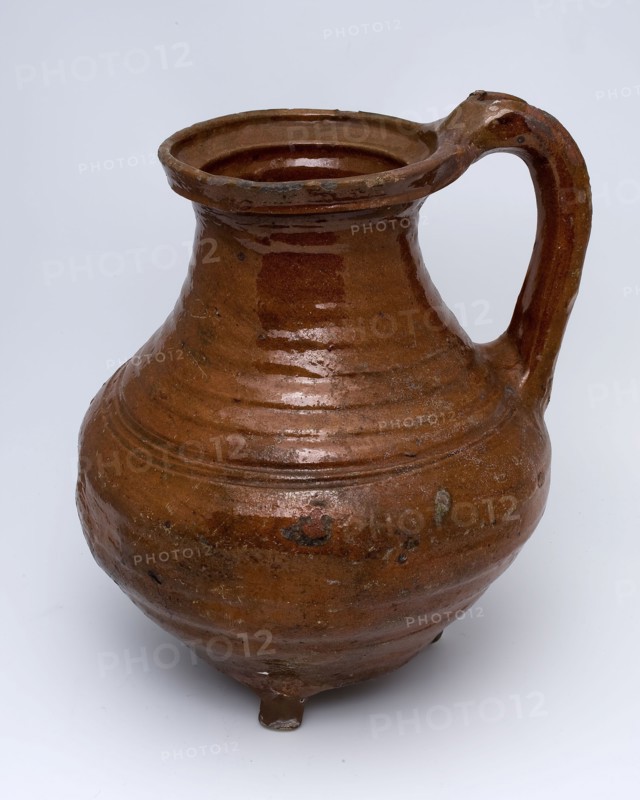 Pottery cooking jug, can be placed on three legs, low belly, twisted bottles, completely glazed, cooking jug kitchenware earth