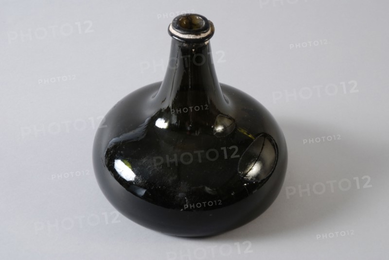 Belly bottle, pancake, bottle bottle wine bottle holder soil find glass, neck with imposed circumferential sharp glass thread