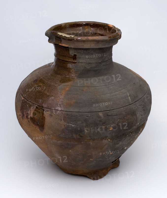 Pottery jug be placed on stand ring, cuff collar with pouring clip, one ring on the shoulder, water jug crockery holder soil