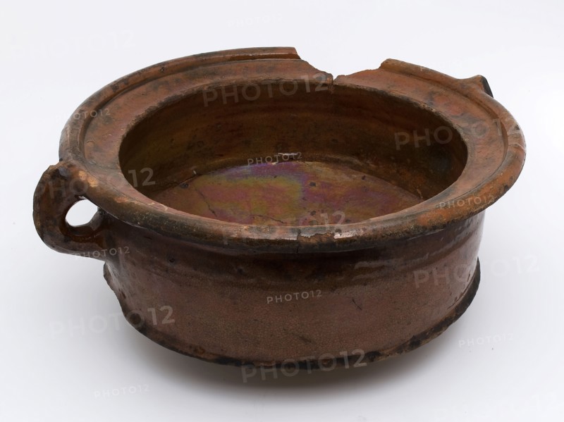 Pottery cooking pot on three legs, with straight side wall, lid edge, two standing ears, cooking pot crockery holder kitchenware