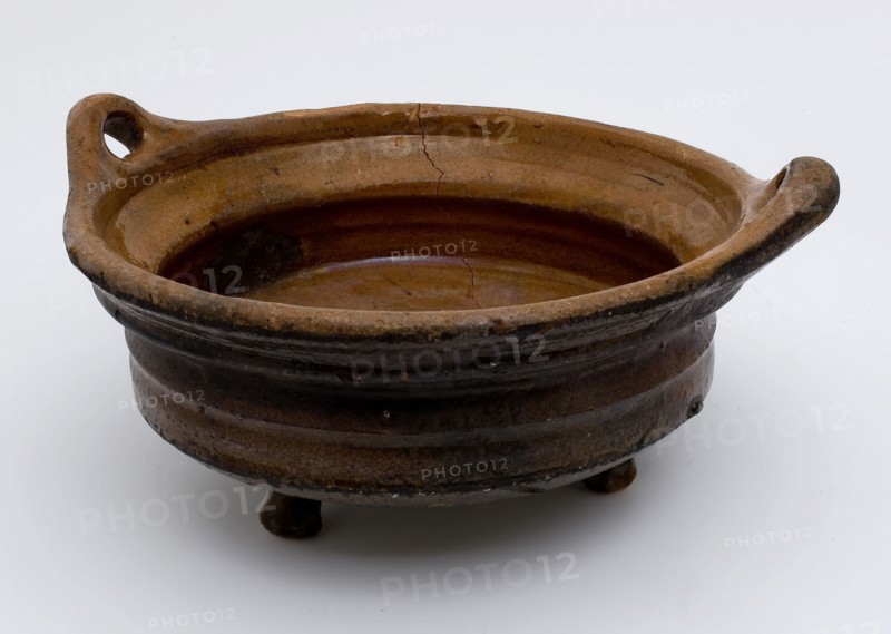 Pottery cooking pot on three legs, lid rim, low model with wide top edge, two lying ears, cooking pot tableware holder utensils