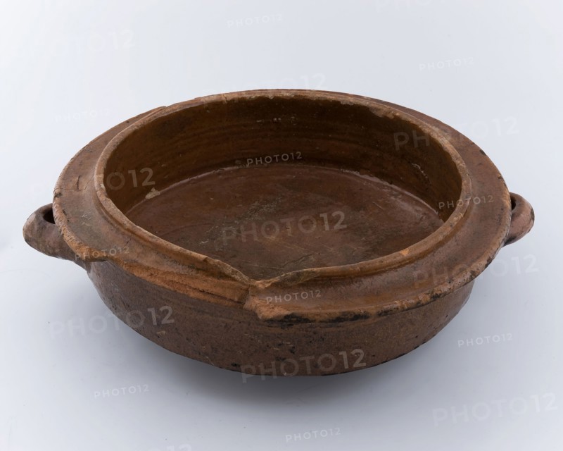 Pottery cooking pot or stove pan on three legs, two lying ears, lid rim, cooking pot crockery holder kitchenware earth discovery