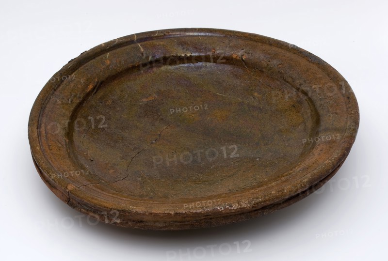 Pottery dish on stand fins, shallow dish with round flag, misbaksel, dish plate dish crockery holder soil find ceramic