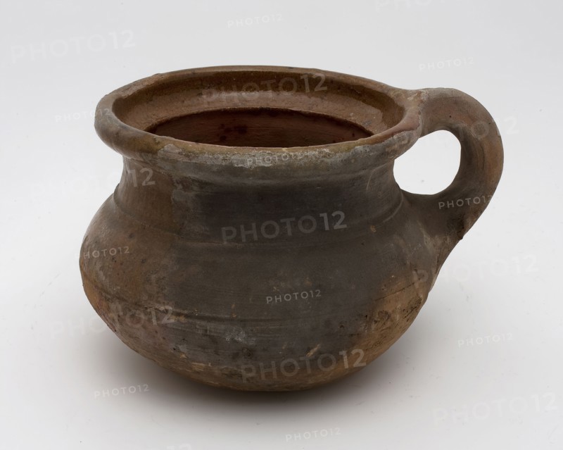 Pottery chamber pot, easy to use with curved bottom, large neck opening and standing ear, pot holder sanitary earthenware