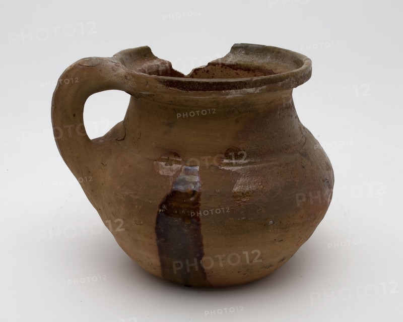 Pottery chamber pot, easy to use with curved bottom, large neck and standing ear, pot holder sanitary earthenware ceramic