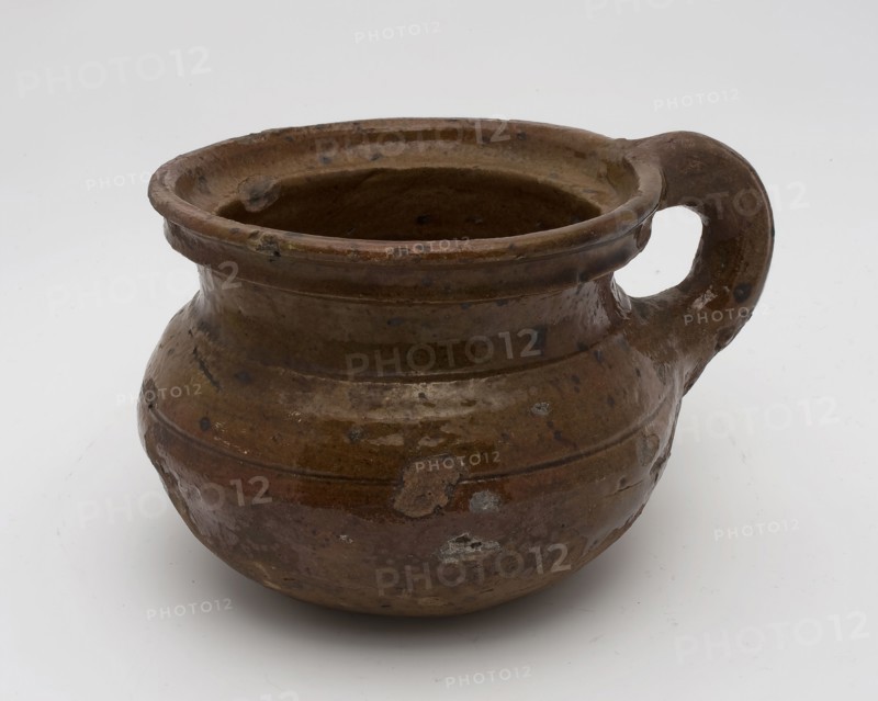 Pottery chamber pot, ease of use with curved bottom, wide neck opening, standing ear, pot holder sanitary earthenware ceramics