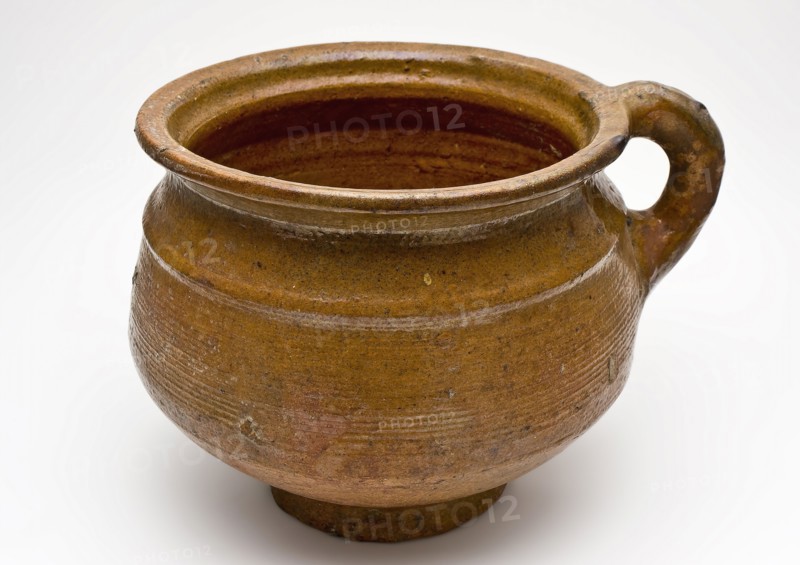 Pottery chamber pot, belly model with wide neck opening and band ear, on stand ring, pot holder sanitary earthenware ceramic