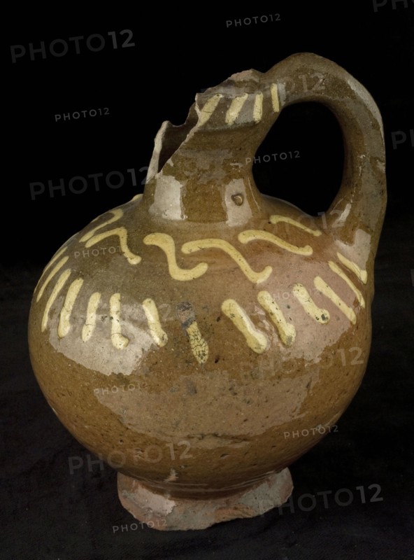 Pottery oil jug on stand foot with upright ear, sludge trim on neck edge and shoulder, oil jug kitchen utensils earthenware