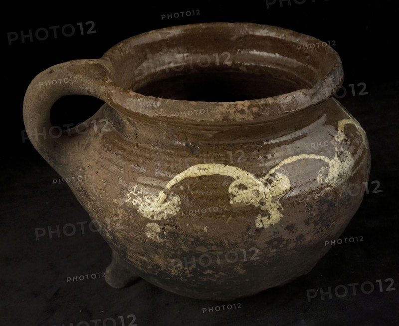 Pottery cooking jug, grape model, decorated in sludge technology, on three outstanding legs, grape cooking pot crockery holder
