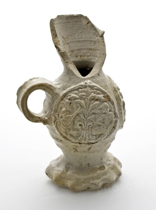 White stoneware funnel beaker, with three appliqués in which two musicians play with tree, funnel beaker drinkware tableware