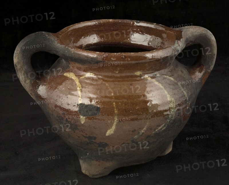 Pottery cooking pot, grape, decorated in sludge technology, on three legs, grape cooking pot tableware holder kitchenware