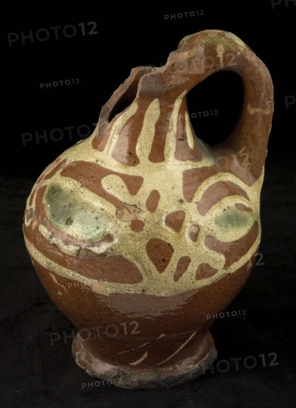 Earthenware oil jug with shank and standing ear, silky decoration around neck, shoulder, belly, oiljug crockery holder soil find