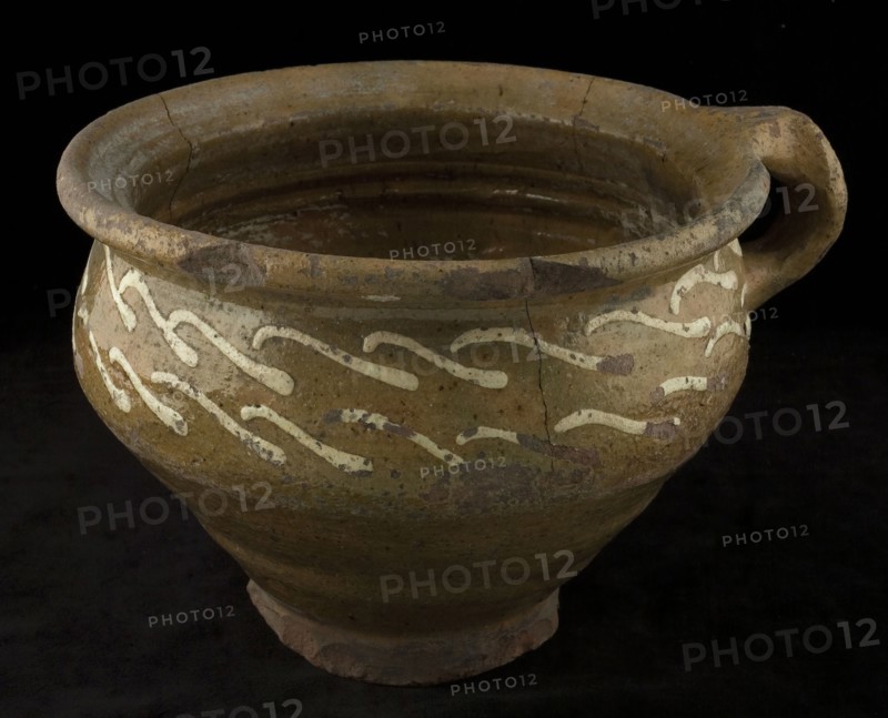 Earthenware chamber pot, ease of use on stand, tapered with standing bandoor, sludge decoration, pot holder sanitary earthenware
