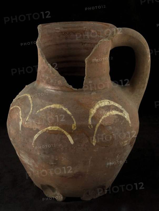 Pottery can be used on stand fins with standing sausage ear, decorated in sludge technology, water jug crockery holder soil find