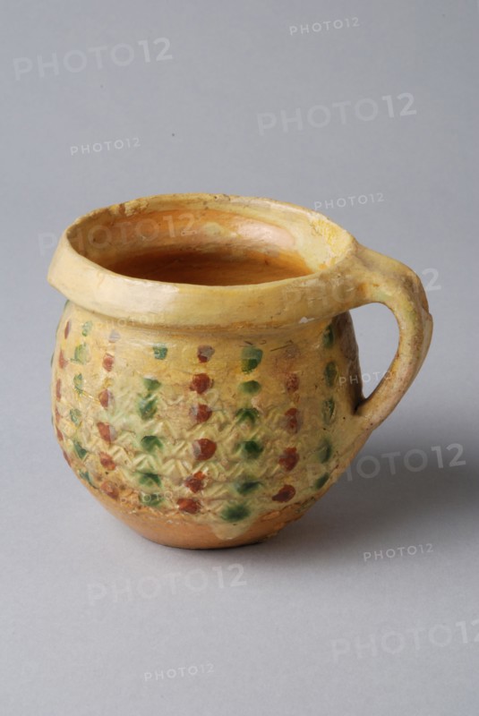 Earthenware head with standing ear decorated with radial decoration and silt decoration, cup drinking utensils tableware holder