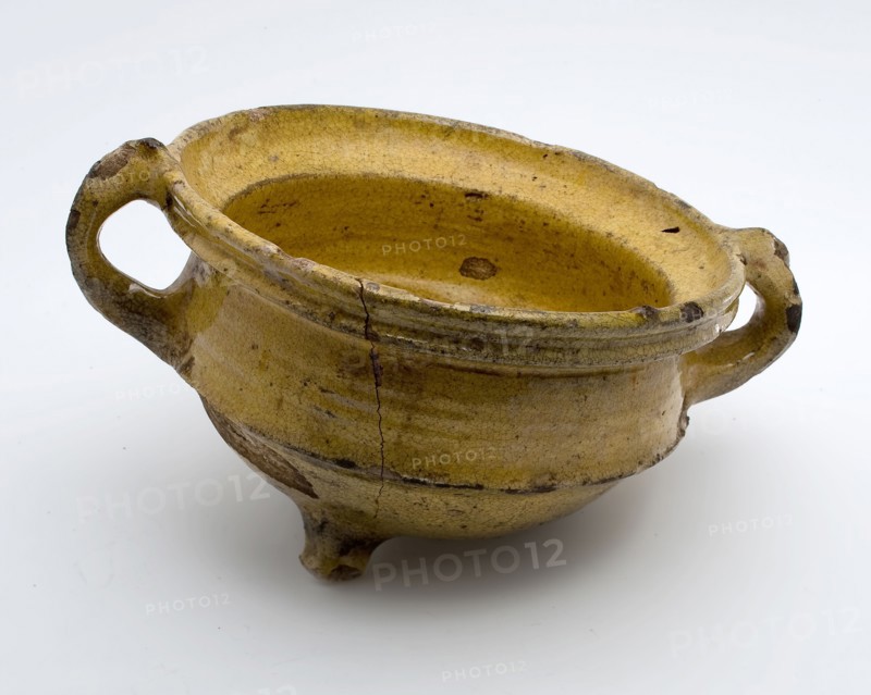 Earthenware casserole, white shard, yellow, glazed, two vertical bands, on three legs, cooking pot tableware holder utensils