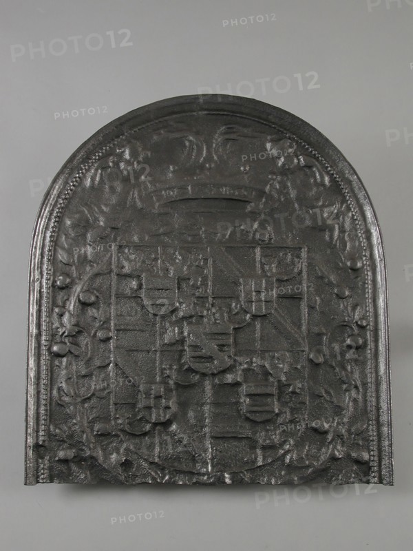 Firearm coat of arms of the stadholder, hob plate cast iron, cast Rectangular bow at the top. In the middle weapon