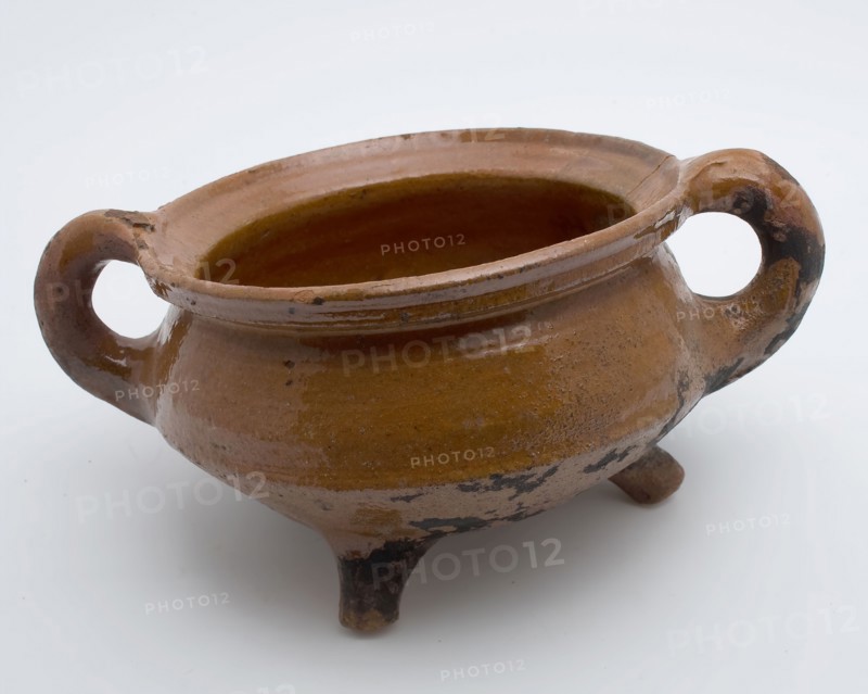 Earthenware cooking pot, grape-model, red shard with lead glaze, two sausage rolls, on three legs, cooking pot crockery holder