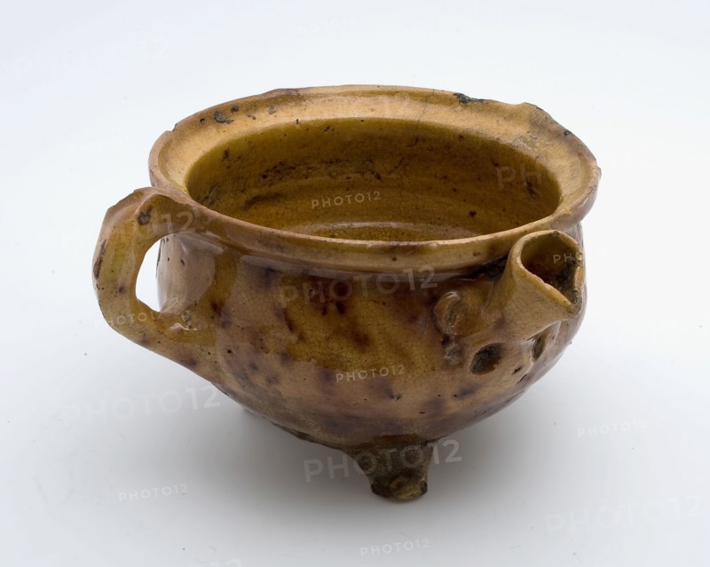 Pottery spout pot, room pot, white shard, glazed, two vertical bands, spout, on three legs, spout pottery pottery pottery holder