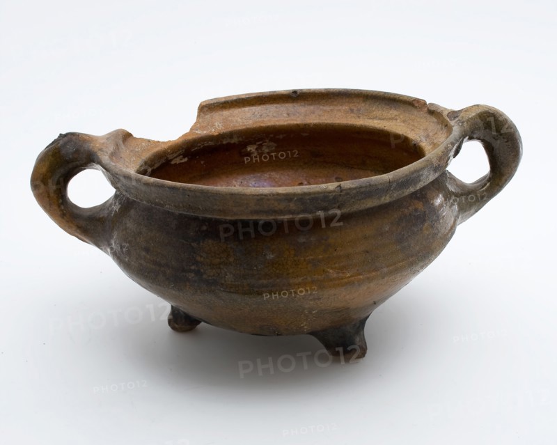 Pottery cooking pot, grape-model, red shard, glazed, two vertical sausages, on three legs, cooking pot crockery holder