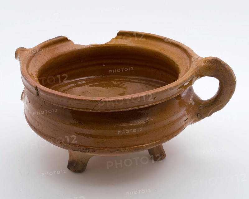 Pottery cooking pot, grape-model, red shard with lead glaze, two vertical bands, on three legs, cooking pot tableware holder
