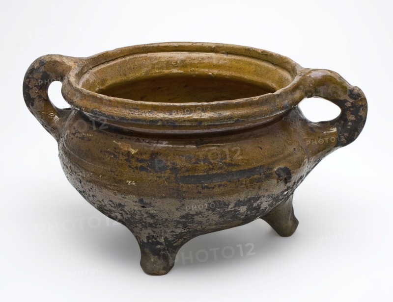 Red brown round cooking pot or grape with two ears, on three legs, grape cooking pot tableware holder kitchen utensils