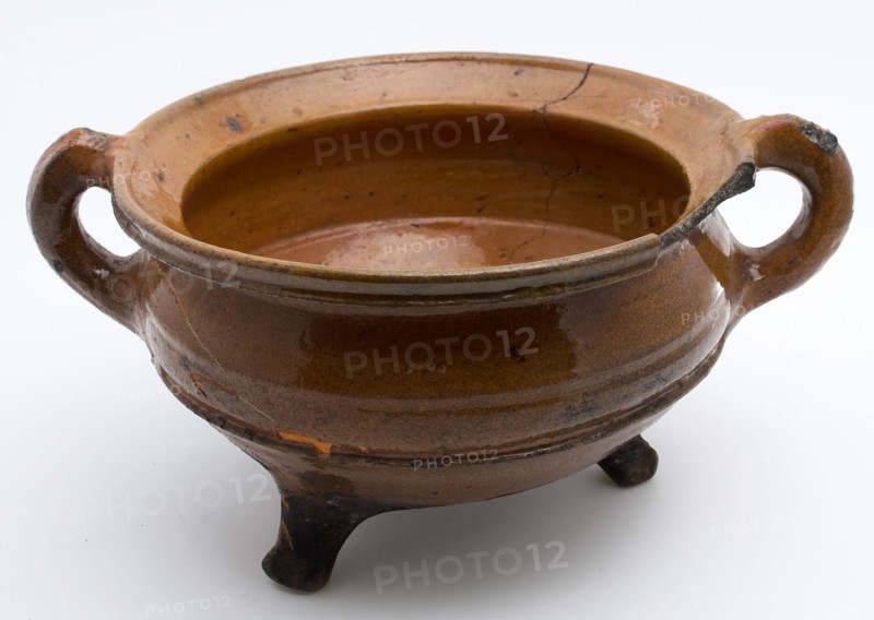 Pottery cooking pot, grape-model, red shard with lead glaze, two vertical sausages, on three legs, cooking pot crockery holder