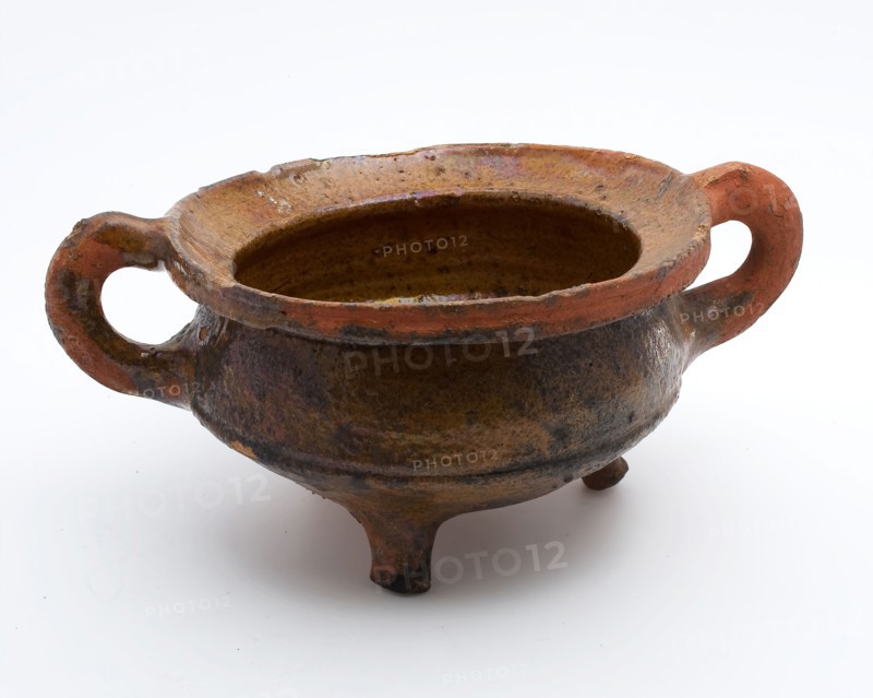 Earthenware cooking pot, red shard with lead glaze, two sausages pierced at the top, on three legs, cooking pot crockery holder