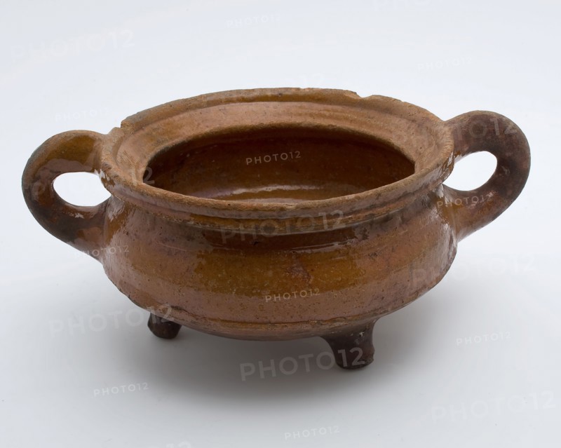 Pottery cooking pot, grape-model, red shard with lead glaze, two vertical sausages, on three legs, cooking pot crockery holder