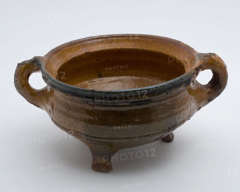 Pottery cooking pot, red shard, lead glaze with greenish spots, two sausages, on three legs, cooking pot crockery holder