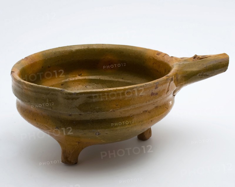 Pottery saucepan, red shard, glazed with greenish spots, pouring lip, on three legs, saucepan pan crockery holder kitchenware